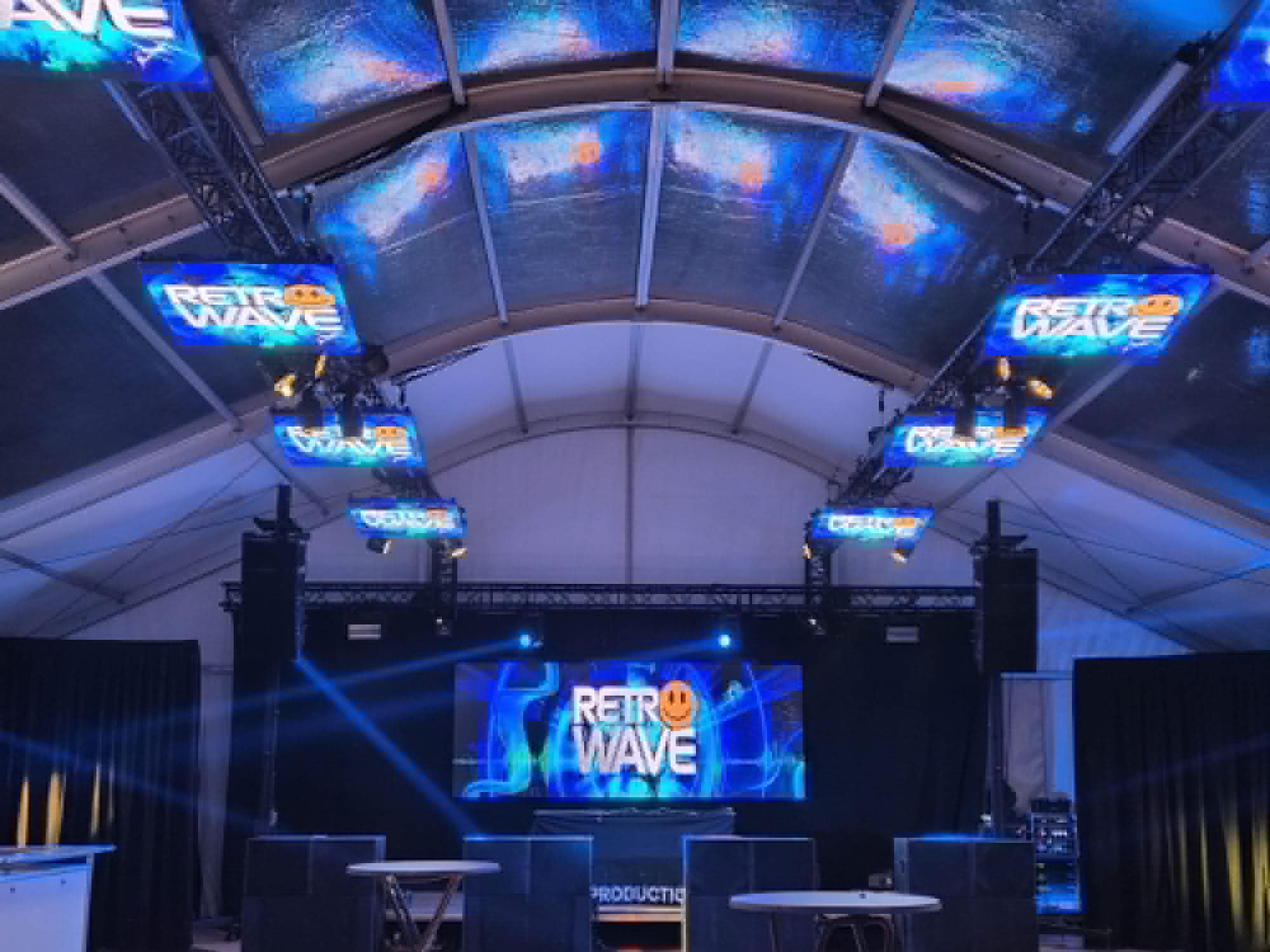 Beeldscherm en projectie op een event